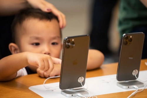 Việc dỗ trẻ bằng smartphone có thể ảnh hưởng đến nhận thức của bé. Ảnh: .
