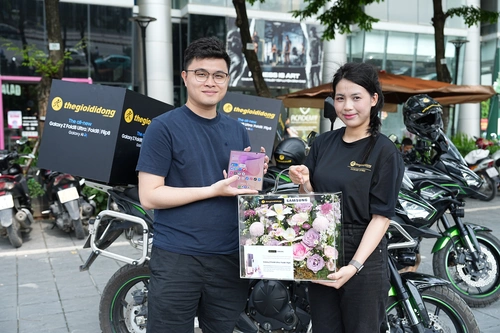 Bên cạnh phương thức giao hàng độc đáo, khách nhận máy sớm còn sở hữu bộ quà tặng cao cấp.