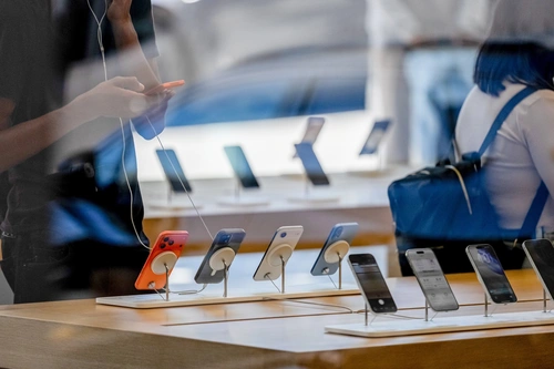 Thiếu DRAM có thể ảnh hưởng đến tốc độ giao hàng của Apple cho dòng iPhone mới. Ảnh: .