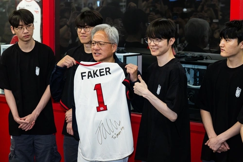 Jensen Huang "khoe" chiếc áo đấu T1 đặc biệt với tên Faker và chữ ký kèm lời nhắn riêng của anh. Truyền thông Hàn Quốc cho rằng số '1' trên áo không chỉ là số áo, mà còn là biểu tượng cho vị thế "số một" trong eSports, một sự công nhận đầy tôn trọng từ người đứng đầu tập đoàn chip hàng đầu dành cho "vị vua" eSports. Ảnh: