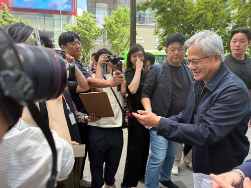 Jensen Huang thân thiện giao lưu, chụp ảnh và ký tặng cho người hâm mộ Hàn Quốc. Nhiều người không giấu nổi sự phấn khích khi xin được chữ ký của tỷ phú công nghệ trên những vật phẩm độc đáo như búp bê mô hình Faker hay tiền giấy 1.000 won. Ảnh: