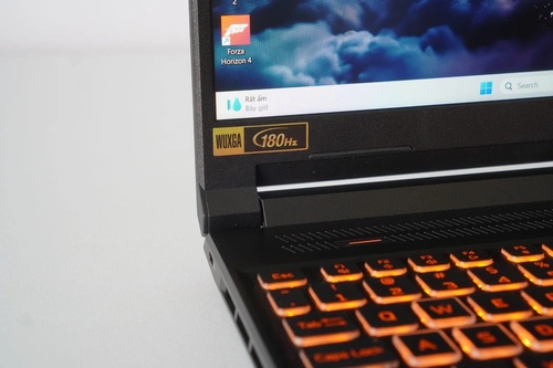 Laptop gaming với màn hình 180 Hz và 100% sRGB.