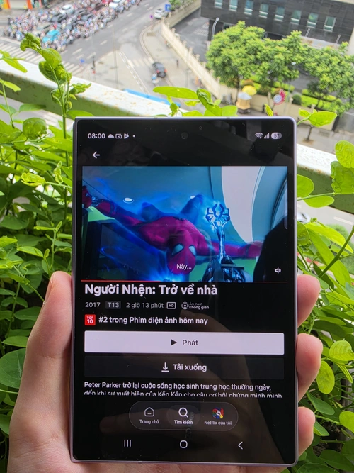 Tỷ lệ 10:16 của Galaxy Z Fold8 giúp việc tìm kiếm danh sách và xem trước trên Netflix bằng một tay trở nên dễ dàng.