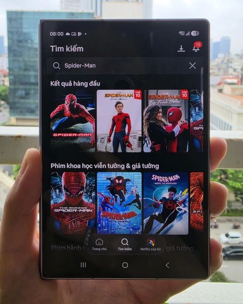 Tỷ lệ 10:16 của Galaxy Z Fold8 giúp việc tìm kiếm danh sách và xem trước trên Netflix bằng một tay trở nên dễ dàng.
