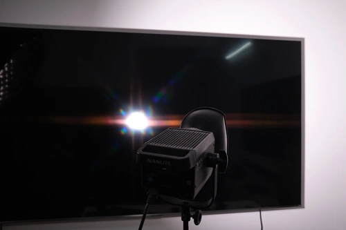 LG cũng trang bị cho mẫu W6 bộ lọc chống phản chiếu. Khác với giải pháp của Samsung, bộ lọc trên TV LG khiến cho phần màn hình vẫn còn bóng bẩy như màn gương, không phải là kiểu màn nhám. Thử nghiệm thực tế, khi có các nguồn ánh sáng trực diện chiếu vào TV, chúng vẫn sẽ hiện lên trên màn hình, nhưng nguồn sáng sẽ tập trung chứ không bị "loang" dọc màn hình. Trong ảnh, khi chiếu thẳng một chiếc đèn trợ sáng trong studio vào màn hình, phần sáng trong đèn được thu lại rất gọn. So sánh với một mẫu TV Miniled của hãng khác (ảnh sau), ngoài điểm sáng chính thì màn hình còn bị lóa sáng, kéo dài sang phần khác.