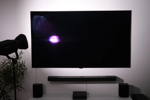 LG cũng trang bị cho mẫu W6 bộ lọc chống phản chiếu. Khác với giải pháp của Samsung, bộ lọc trên TV LG khiến cho phần màn hình vẫn còn bóng bẩy như màn gương, không phải là kiểu màn nhám. Thử nghiệm thực tế, khi có các nguồn ánh sáng trực diện chiếu vào TV, chúng vẫn sẽ hiện lên trên màn hình, nhưng nguồn sáng sẽ tập trung chứ không bị "loang" dọc màn hình. Trong ảnh, khi chiếu thẳng một chiếc đèn trợ sáng trong studio vào màn hình, phần sáng trong đèn được thu lại rất gọn. So sánh với một mẫu TV Miniled của hãng khác (ảnh sau), ngoài điểm sáng chính thì màn hình còn bị lóa sáng, kéo dài sang phần khác.
