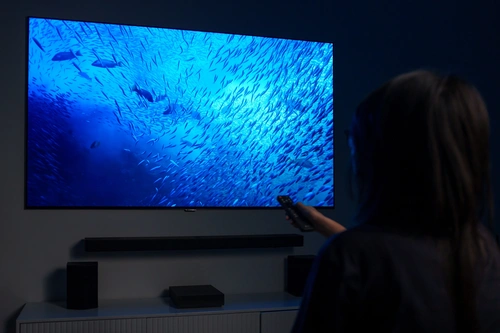 Độ mỏng của TV cũng đặt ra thách thức cho hệ thống âm thanh khi không gian bị thu hẹp. LG trang bị loa dạng ống chạy dọc theo mật sau TV, dẫn âm thanh ra cổng thoát nằm ở cạnh dưới màn hình. Trải nghiệm thực tế, âm thanh đáp ứng nhu cầu với các nội dung đơn giản như xem video đánh giá, thể thao. Tuy nhiên nếu đặt ra tiêu chuẩn cao về âm thanh, nhất là âm trầm khi xem phim, người dùng có lẽ vẫn nên trang bị một dàn loa thanh rời, nhất là khi đã đầu tư hàng trăm triệu cho TV.
