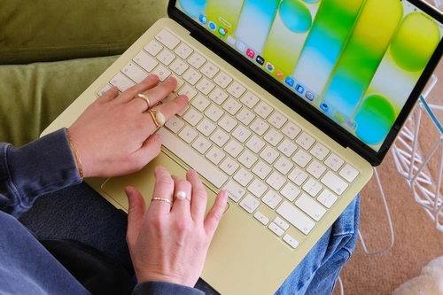Đợt tăng giá khiến bài toán nâng cấp thiết bị Apple trở nên khó hơn: chờ giá giảm hay chốt mua ngay? Ảnh: